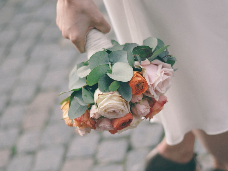 放电的女人之谜-世间奇人异事